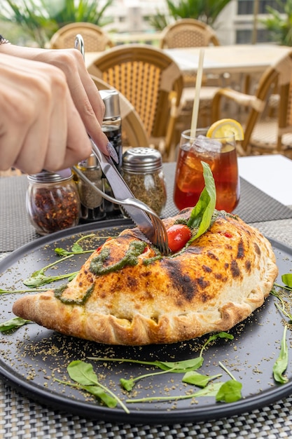 Autênticos sabores italianos indulgem-se com a nossa deliciosa pizza Calzone