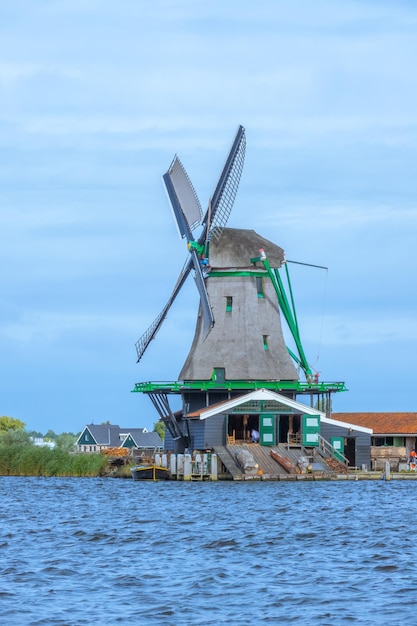 Authentische holländische Windmühle am Kanal