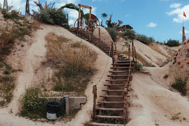 Authentische Holztreppe an einem Berghang in Kappadokien