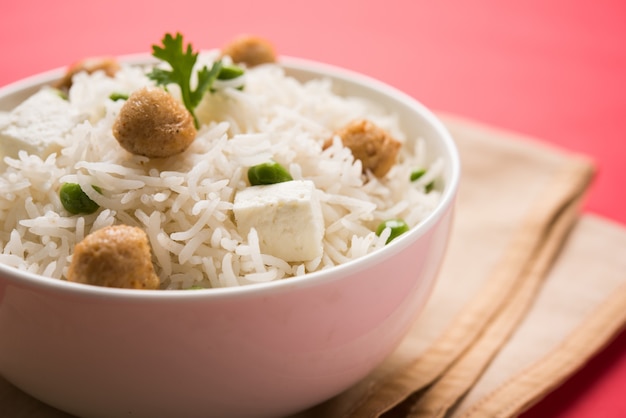 Authentische Paneer oder Sojabohne oder grüne Erbsen Pulav oder Gemüse Reis oder Gemüse Biryani mit Paneer Würfeln und Sojastücken, selektiver Fokus