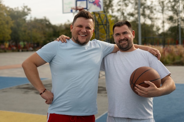 Foto authentische szenen von übergroßen männern, die basketball spielen