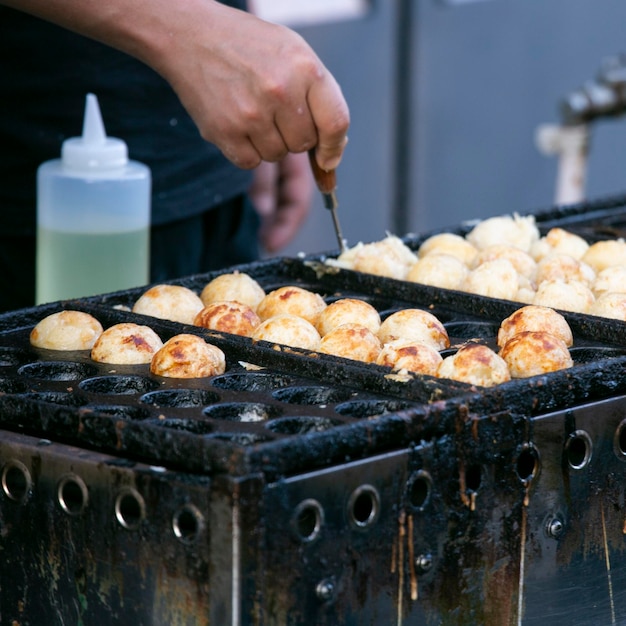 Foto authentische takoyaki-kugeln aus osaka takoyaki ist ein japanisches essen aus weizenmehl und oktopus