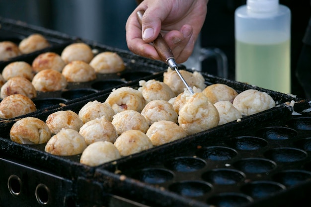 Foto authentische takoyaki-kugeln aus osaka takoyaki ist ein japanisches essen aus weizenmehl und oktopus