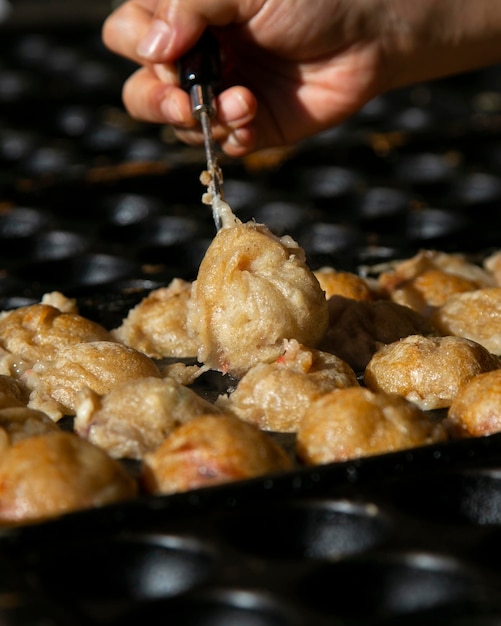 Foto authentische takoyaki-kugeln aus osaka takoyaki ist ein japanisches essen aus weizenmehl und oktopus