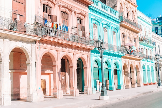 Authentischer Blick auf eine Straße der Altstadt von Havanna mit alten Gebäuden und Autos