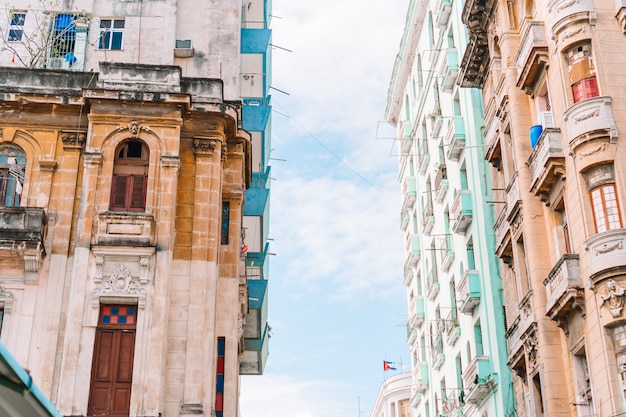 Authentischer Blick auf eine Straße der Altstadt von Havanna mit alten Gebäuden und Autos