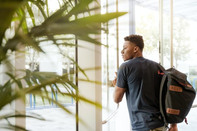 Foto authentischer lächelnder afroamerikanischer mann