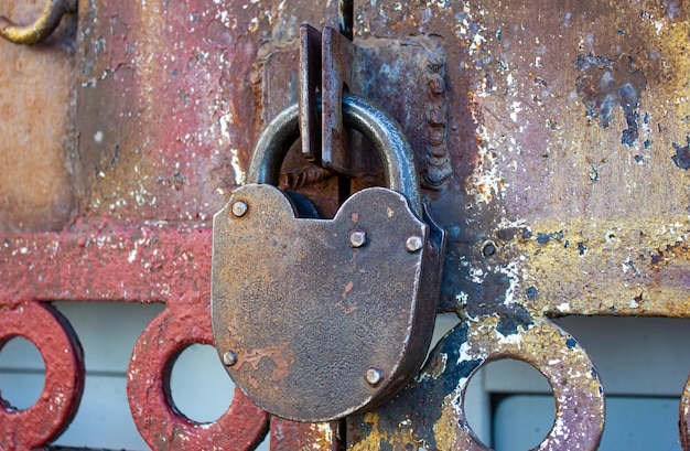 Foto authentisches altes metall-hängeschloss, rostschloss aus eisen, nahaufnahme