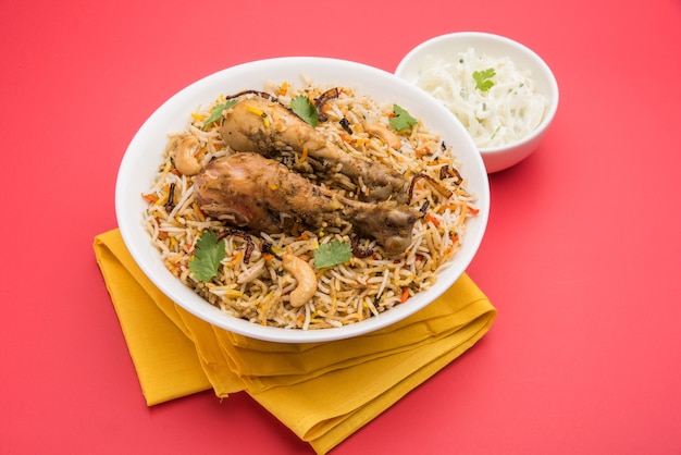 Authentisches Chicken Biryani serviert in einer Schüssel oder einem Teller. Selektiver Fokus