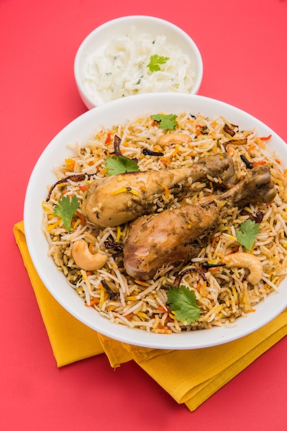 Authentisches Chicken Biryani serviert in einer Schüssel oder einem Teller. Selektiver Fokus