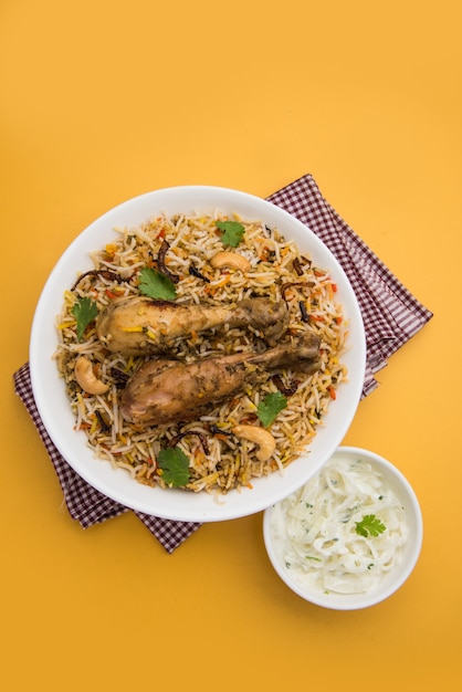 Authentisches Chicken Biryani serviert in einer Schüssel oder einem Teller. Selektiver Fokus