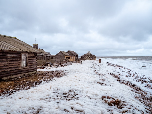 Authentisches Fischerdorf am Ufer des tobenden Weißen Meeres. Kola Halbinsel. Russland.