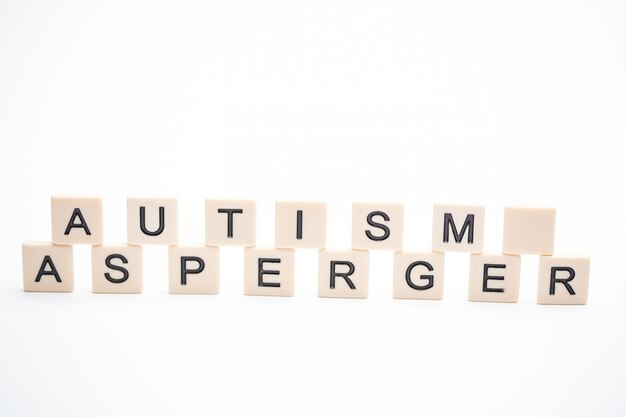 Autismo y asperger explicados en letras de plástico