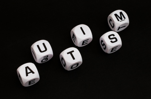 Autismus in Buchstaben Würfeln mit Puzzleteilen geschrieben.