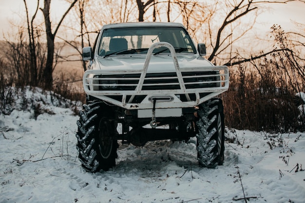 Auto 4x4 Jeep im Gelände