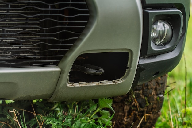 Auto Abschlepphaken Nahaufnahme. Haken Sie die vordere Stoßstange eines Autos ein. Abschlepphaken für Autounfall Nahaufnahme