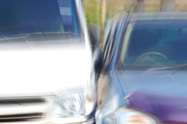 Auto acidente envolvendo dois carros em uma rua da cidade