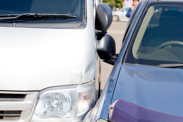 Auto acidente envolvendo dois carros em uma rua da cidade