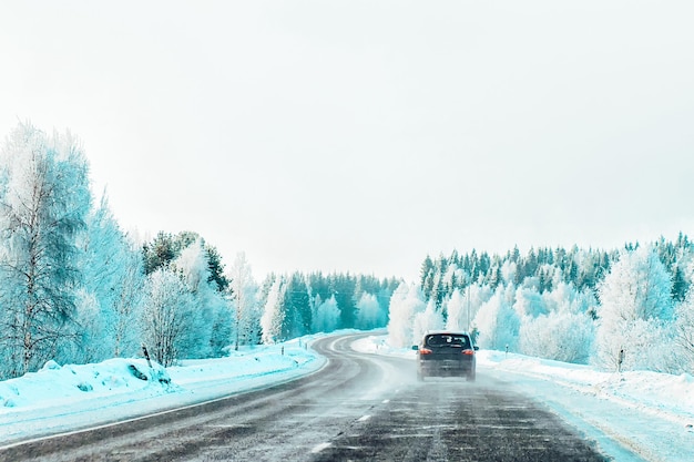 Auto an der Winterstraße in Rovaniemi in Lappland in Finnland