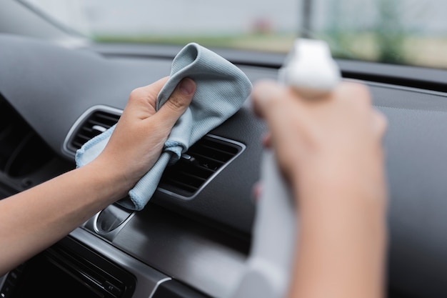 Foto auto armaturenbrett mit lappen und sprühflasche reinigen