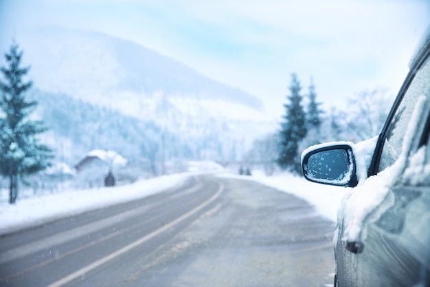 Foto auto auf der landstraße im verschneiten wintertag