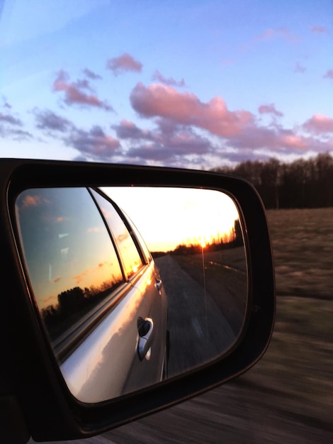 Foto auto auf der straße gegen den himmel beim sonnenuntergang