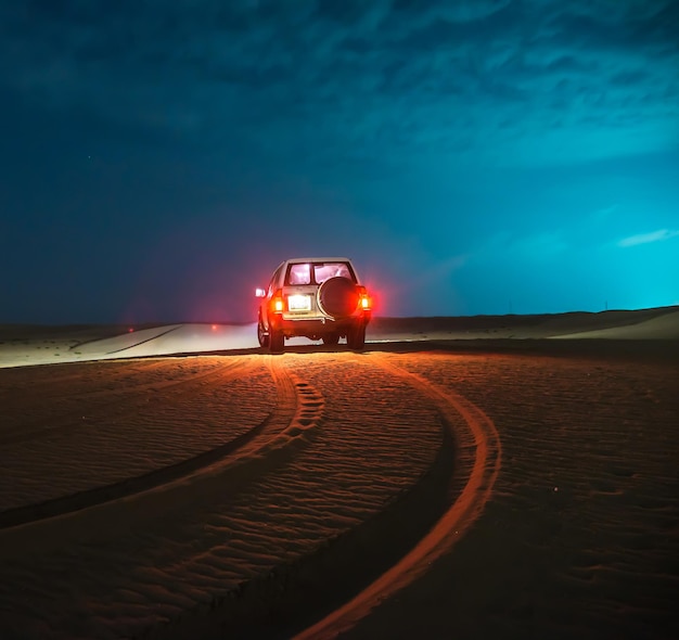Auto auf der Straße gegen den Himmel in der Nacht