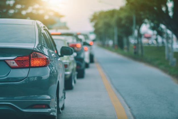 Auto auf der Straße geparkt und Kleinwagen Sitz auf der Straße für tägliche Fahrten verwendet