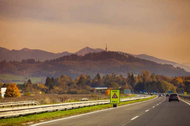 Auto auf der Straße im Abendsonnenuntergang