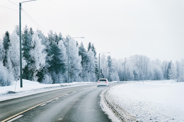 Auto auf der Straße im verschneiten Winter Lappland, Rovaniemi, Finnland