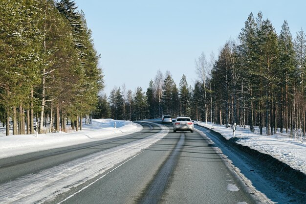 Auto auf der Straße im verschneiten Winter Lappland, Rovaniemi, Finnland