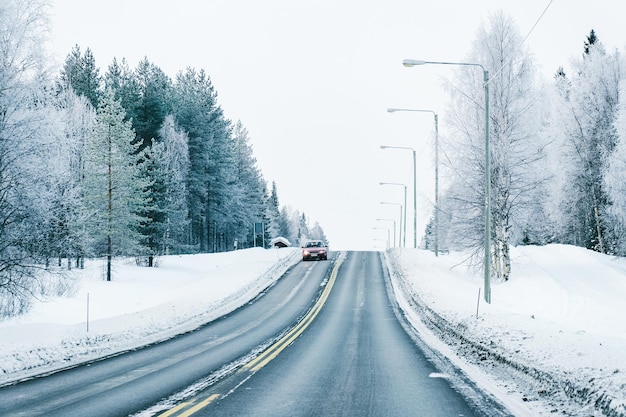 Auto auf der Straße im verschneiten Winter Lappland, Rovaniemi, Finnland