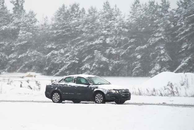 Auto auf einer Winterstraße Gefährliche Fahrbedingungen auf der Autobahn Winterreifen und Fahrwerk Rost und Korrosion Konzept Rutschige Autobahn