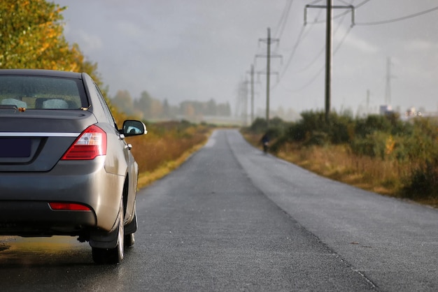 Auto auf Landstraßenspur am regnerischen Herbsttag