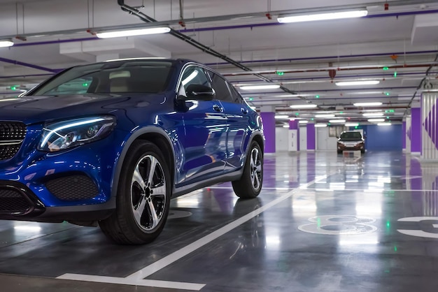 El auto azul en el estacionamiento subterráneo.