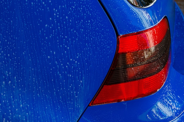 Auto azul en un lavado de autos