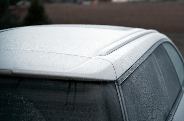 Auto bedeckt Schnee gefroren Heckscheibe Fahrzeug Winter