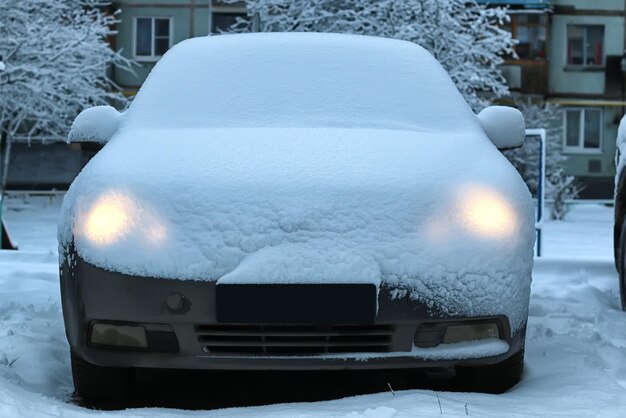 Auto bedeckt Schnee voll