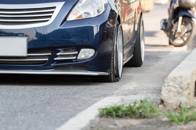 Auto beschädigter Unfall durch Autounfall auf der Straße warten auf Versicherung bei einem Zusammenstoß in der Stadt