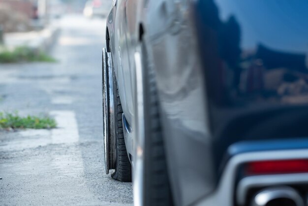 Foto auto beschädigter unfall durch autounfall auf der straße warten auf versicherung