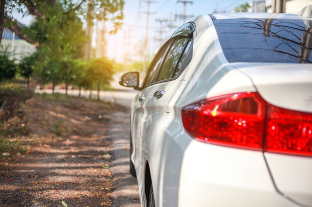 Auto blanco estacionado en la carretera