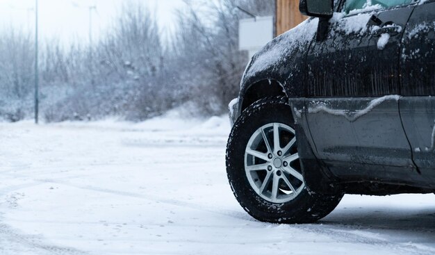 Foto el auto está conduciendo en una ciudad invernal en medio de una ventisca.