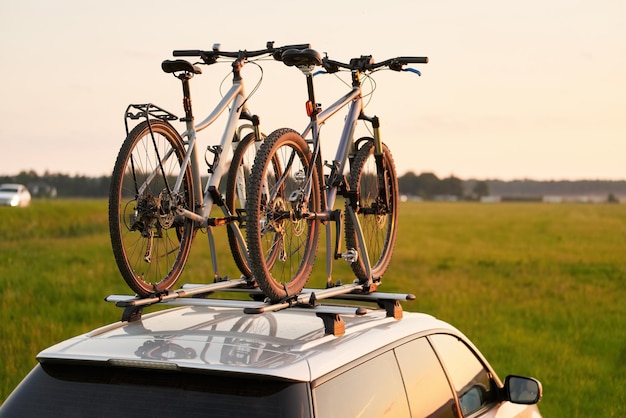 Auto-Dach-Fahrradhalterung für abenteuerliche Reisen. Top-Dach-Fahrradhalterung. Konzept für den Transport eines Fahrrads