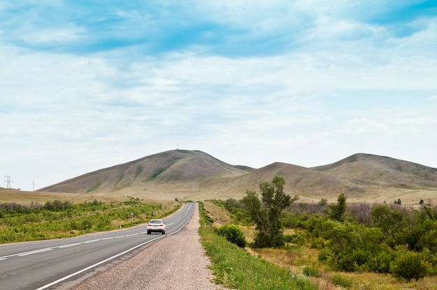 Auto, das auf einer Autobahn in den Hügeln fährt