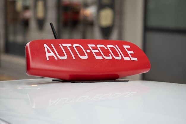 Auto ecole text em francês significa painel de veículo escolar no teto do carro