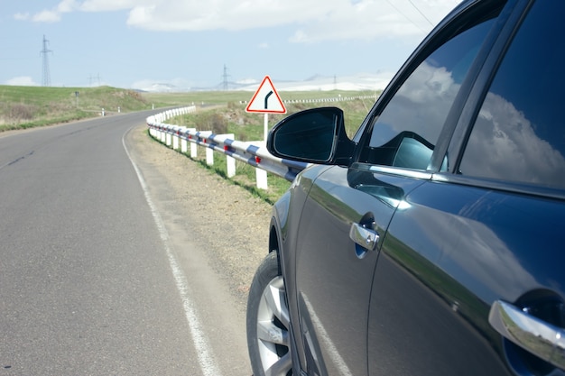 El auto está al costado de la carretera