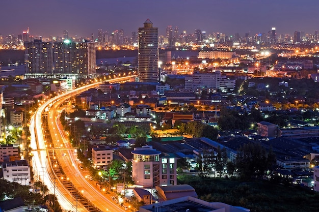 Auto-estrada de bangkok para vista superior da cidade ao entardecer em banguecoque, tailândia