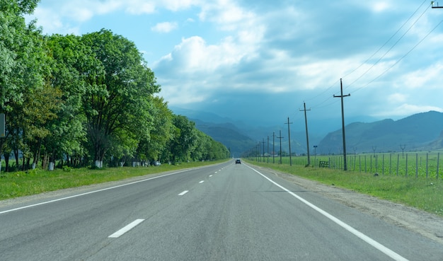 Auto estrada que conduz às montanhas