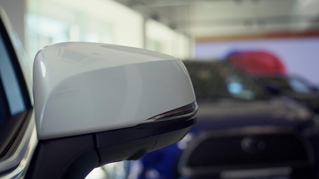 Auto exhibido en primer plano en el espejo retrovisor