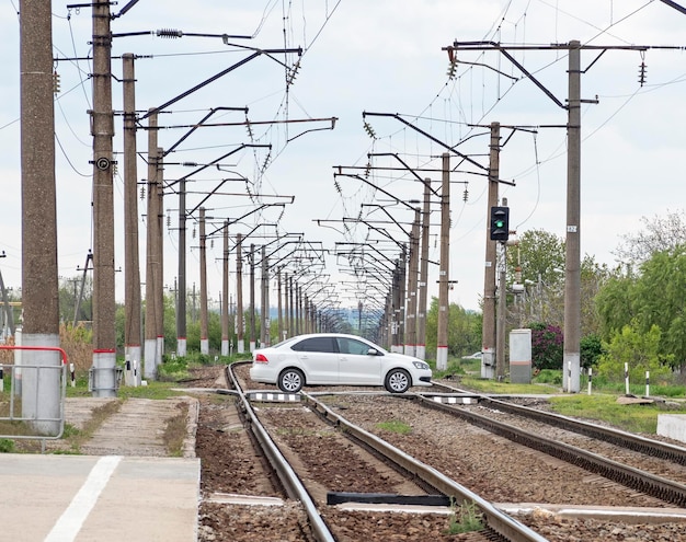 Auto fährt auf leeren Bahnübergang